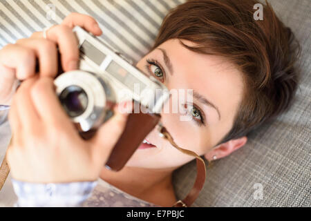 Porträt der jungen Frau mit alten altmodischen Kamera Stockfoto