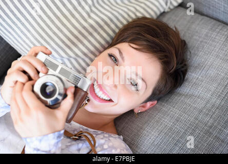 Porträt der jungen Frau mit alten altmodischen Kamera Stockfoto