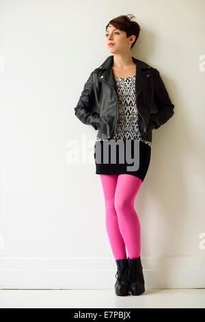 Junge Frau trägt rosa Strümpfe Stockfoto