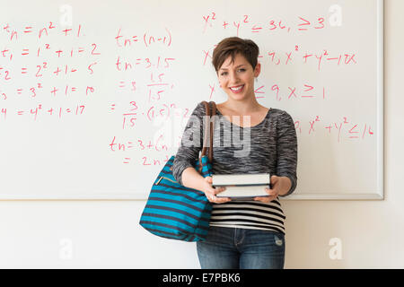 Porträt der jungen Frau vor whiteboard Stockfoto