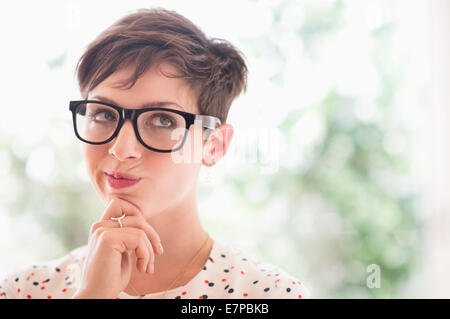 Porträt von lächelnden Frau mit Brille Stockfoto