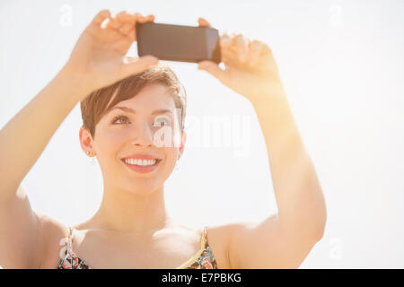 Junge Frau, die die Selfie mit Handy Stockfoto