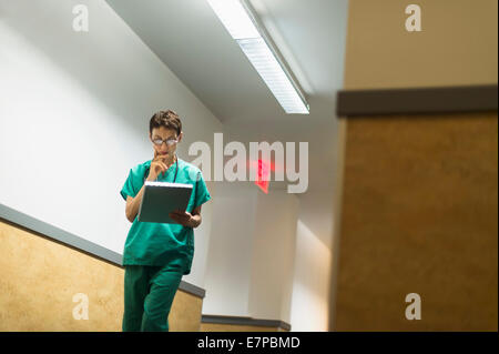 Ärztin im Krankenhausflur Stockfoto