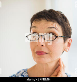 Porträt von senior Frau mit Brille Stockfoto