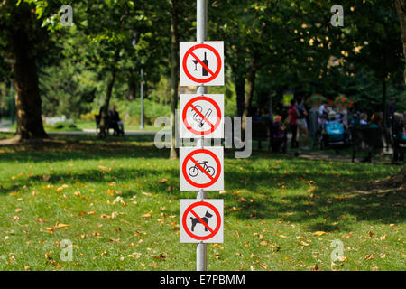 Melden Sie sich mit einem Informationsstand, dass kein Alkohol trinken, Rauchen von Zigaretten, Reiten, Fahrräder und Hunde erlaubt sind, in einem park Stockfoto