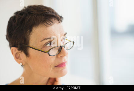 Porträt von senior Frau mit Brille Stockfoto