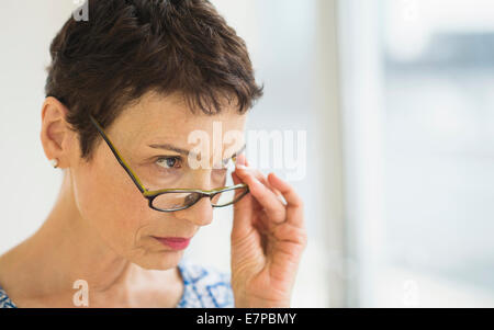 Porträt von senior Frau mit Brille Stockfoto