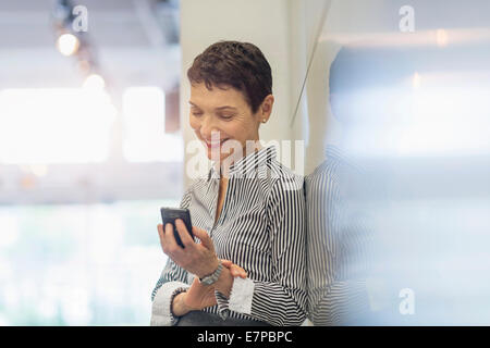 Geschäftsfrau mit smartphone Stockfoto