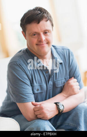 Porträt des Mannes mit Down-Syndrom Stockfoto