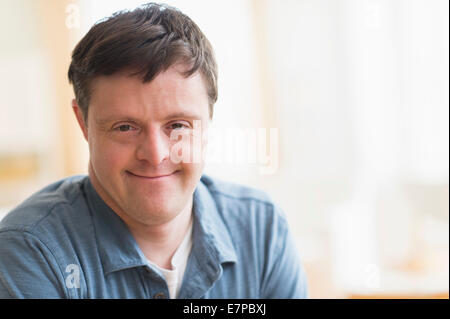 Porträt des Mannes mit Down-Syndrom Stockfoto