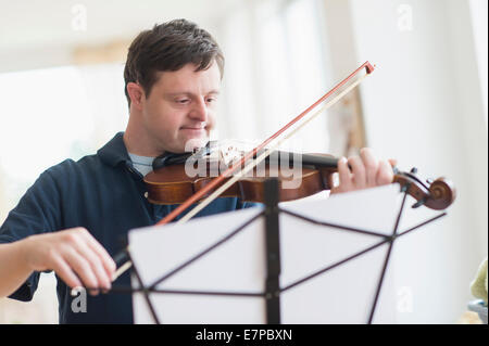 Menschen mit Down-Syndrom, Geige zu spielen Stockfoto