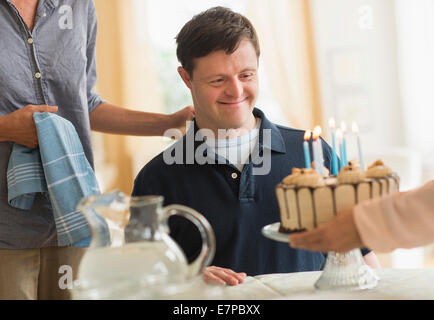 Menschen mit Down-Syndrom feiert Geburtstag Stockfoto