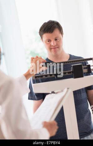 Menschen mit Down-Syndrom in Arztpraxis Stockfoto