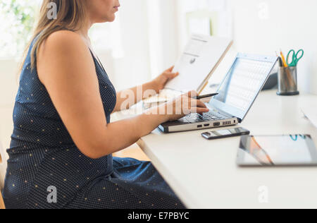 Frau arbeitet im home-office Stockfoto