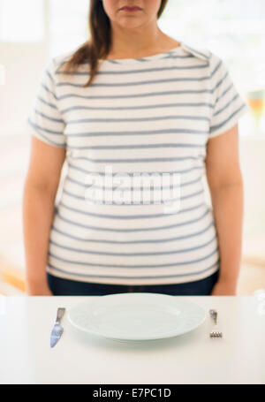 Frau, die vom Tisch Stockfoto