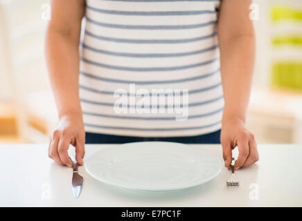 Frau, die vom Tisch Stockfoto