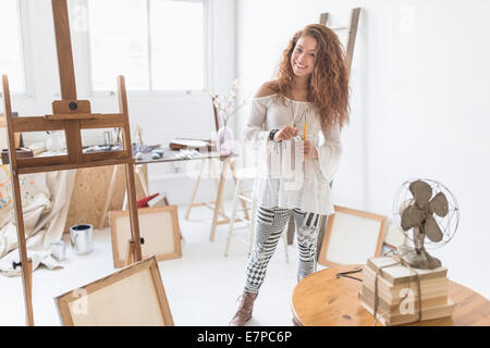 Junge Künstlerin im Atelier Stockfoto