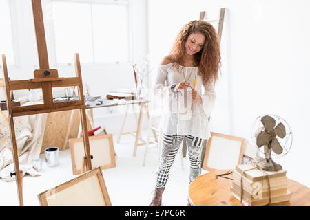 Junge Künstlerin im Atelier Stockfoto