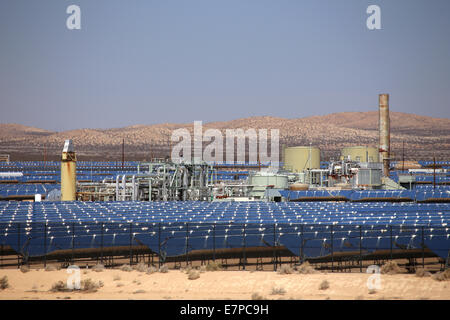 Blick über Kramer Junction Solar Power Generation Facility Stockfoto