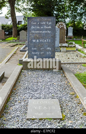 Das Grab des Dichters W B Yeats, St. Columba Kirche, Gegend, County Sligo, Irland Stockfoto