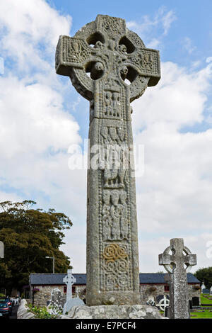 Das keltische hohe Kreuz an St Columba Kirche, Gegend, County Sligo, Irland - der Dichter W B Yeats ist auf dem Friedhof begraben. Stockfoto