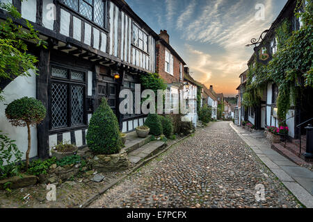 Schöne tudor-Stil Fachwerkhäusern entlang einer gepflasterten Straße in Rye, Sussex Stockfoto
