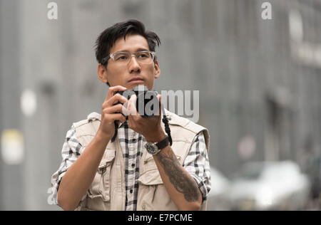 Porträt des Mannes, die Kamera zu halten Stockfoto