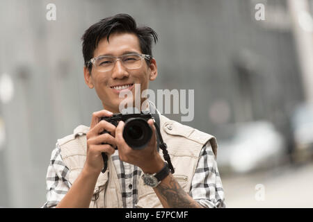 Porträt des Mannes, die Kamera zu halten Stockfoto