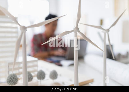 Wind Turbine Modelle auf Schreibtisch, Architekt im Hintergrund Stockfoto