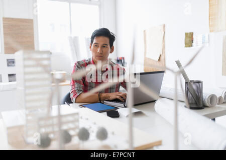 Wind-Turbine-Modelle am Schreibtisch vor Architekt Stockfoto