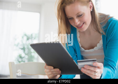 Junge Frau tun, Online-shopping Stockfoto