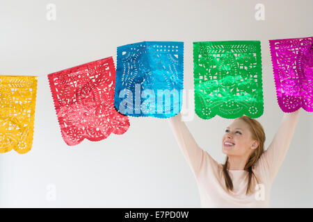 Frau hängende Dekoration Stockfoto