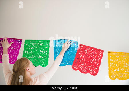 Frau hängende Dekoration Stockfoto