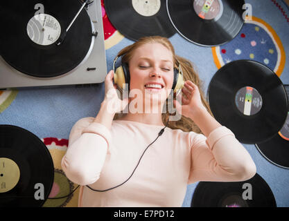 Junge Frau, hören Sie Musik auf Vinyl-Schallplatte Stockfoto