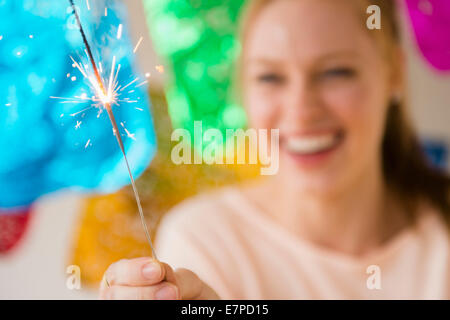 Frau Holding Wunderkerze Stockfoto