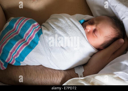 Vater Holding neugeborene Tochter Stockfoto