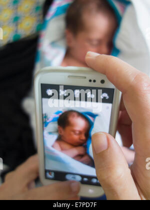 Fotografieren neugeborene Tochter Mutter Stockfoto