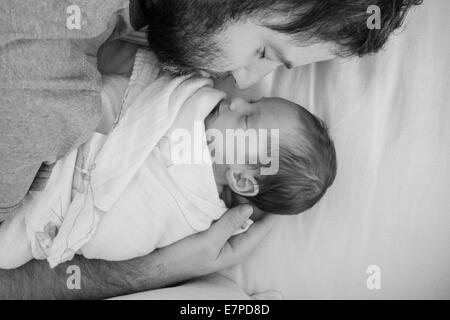 Vater Holding neugeborene Tochter Stockfoto