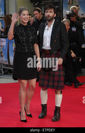 London, UK, 22. September 2014: Rosamund Pike und David Tenant besuchen die was haben wir auf unserem Urlaubsfilm Premiere am Odeon Stockfoto