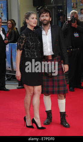 London, UK, 22. September 2014: Rosamund Pike und David Tenant besuchen die was haben wir auf unserem Urlaubsfilm Premiere am Odeon Stockfoto