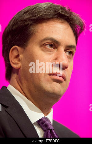 Manchester, UK. 22. September 2014. Ed Miliband, Führer der Labour Party, der Oppositionsführer, am zweiten Tag der Labour Party Jahreskonferenz nehmen Platz in Manchester Central Convention Complex Credit: Russell Hart/Alamy Live News. Stockfoto