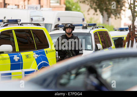 Glasgow, Vereinigtes Königreich. 22. Sep, 2014. Spezialist Schusswaffen Offiziere aus dem taktischen Schusswaffen Gerät besuchen eine Belagerung in Boyd Street in Glasgow, Glasgow, im Verhältnis zu einem ehemaligen Häftling Jonathan Kelly, 33, aus der Drumchapel Teil der Stadt, die vermisst nach Verletzung seiner Kautionsbedingungen. 22. September 2014 Credit: Sam Kovak/Alamy Live-Nachrichten Stockfoto