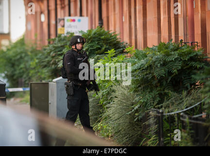 Glasgow, Vereinigtes Königreich. 22. Sep, 2014. Spezialist Schusswaffen Offiziere aus dem taktischen Schusswaffen Gerät besuchen eine Belagerung in Boyd Street in Glasgow, Glasgow, im Verhältnis zu einem ehemaligen Häftling Jonathan Kelly, 33, aus der Drumchapel Teil der Stadt, die vermisst nach Verletzung seiner Kautionsbedingungen. 22. September 2014 Credit: Sam Kovak/Alamy Live-Nachrichten Stockfoto