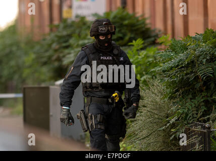 Glasgow, Vereinigtes Königreich. 22. Sep, 2014. Spezialist Schusswaffen Offiziere aus dem taktischen Schusswaffen Gerät besuchen eine Belagerung in Boyd Street in Glasgow, Glasgow, im Verhältnis zu einem ehemaligen Häftling Jonathan Kelly, 33, aus der Drumchapel Teil der Stadt, die vermisst nach Verletzung seiner Kautionsbedingungen. 22. September 2014 Credit: Sam Kovak/Alamy Live-Nachrichten Stockfoto