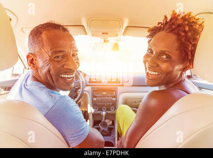 Älteres Paar im Auto Stockfoto