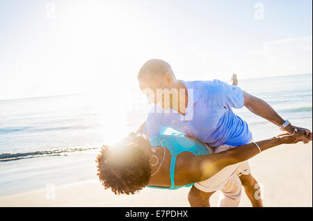 Älteres paar tanzen am Strand Stockfoto