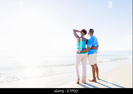 Älteres paar stehen am Strand Stockfoto