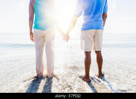 Älteres paar stehen im Meer Stockfoto