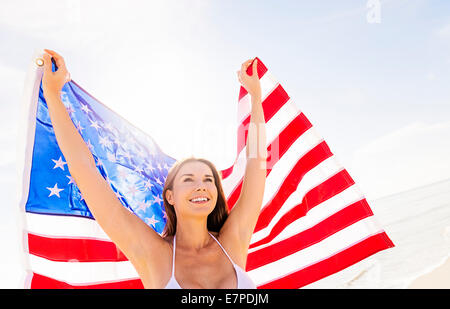 Frau Holding amerikanische Flagge Stockfoto