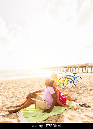 USA, Florida, Jupiter, entspannende junges Paar am Strand Stockfoto